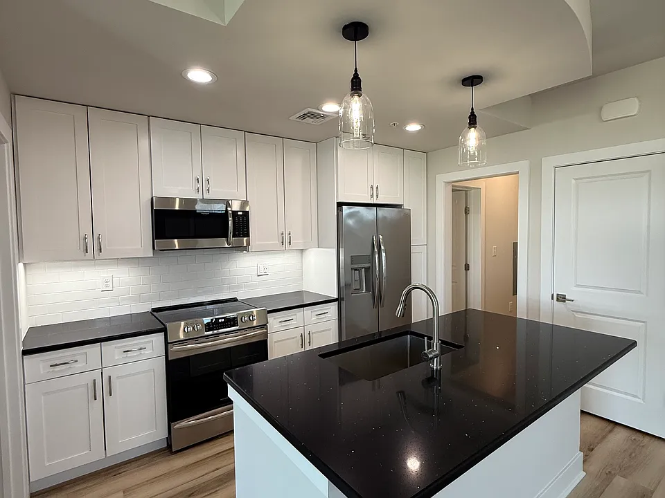 1 Bed, 1 Bath - 914 sqft