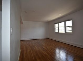 125 Elizabeth St APT 2, Farmingdale, NY 11735