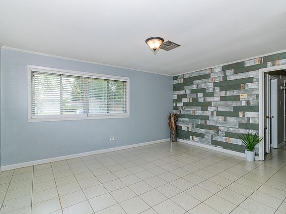 2nd image of 207 Woodcrest Cir