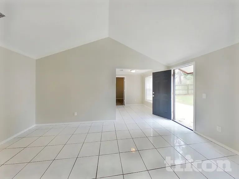 8252 Yolanda Ct — Photo 3