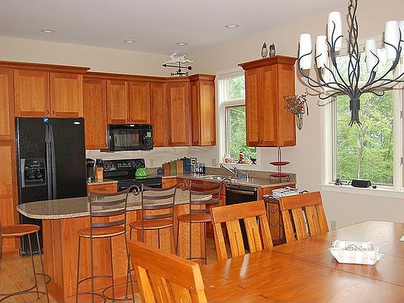 5th image of 258 Upper Village Dr.