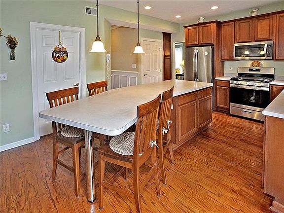 5th image of 719 Rosewood Dr