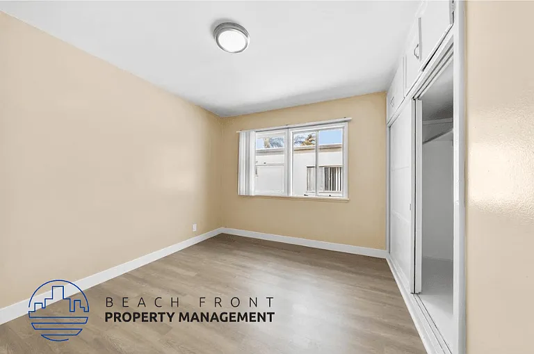 608 W Hyde Park Blvd — Photo 16