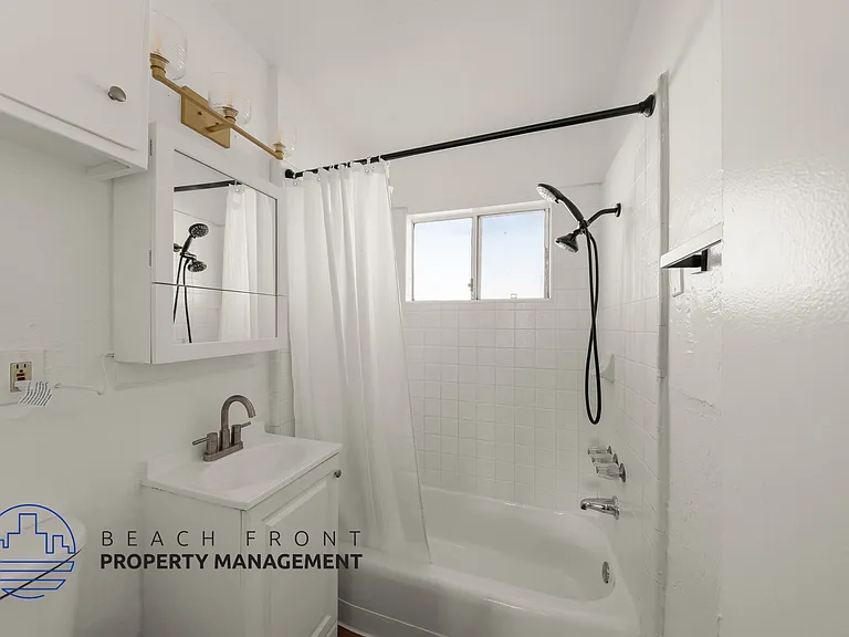 211 W G St — Photo 15