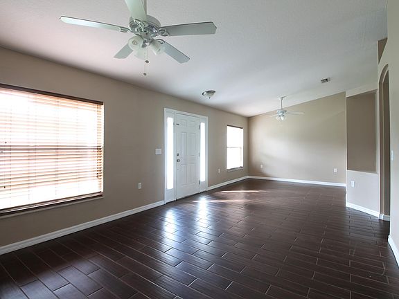 3rd image of 6 Dogwood Pl