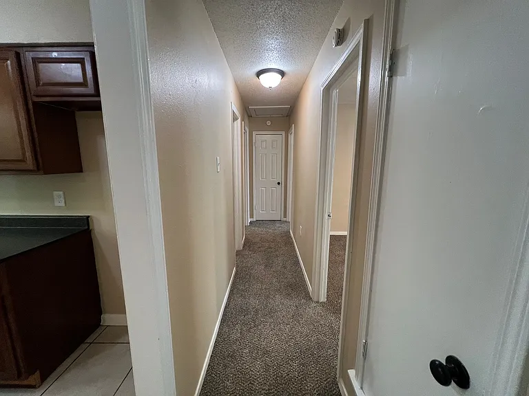 724 Blackstone Ln — Photo 2