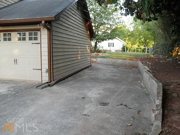 3rd image of 514 Ashwood Dr