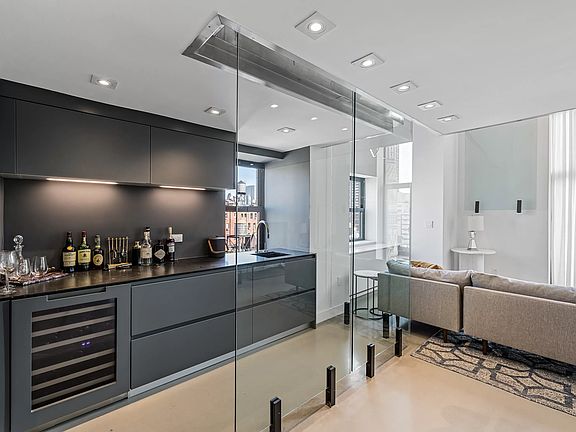 5th image of 135 W 70th St APT 10C