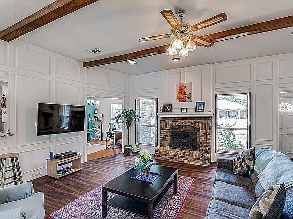 3rd image of 2212 Teakwood Ln