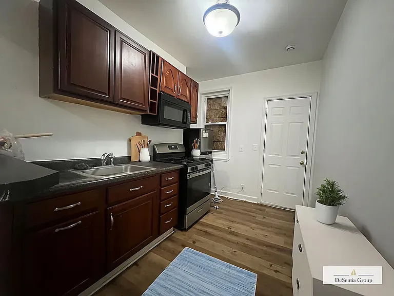 2424 Brentwood Ave — Photo 6