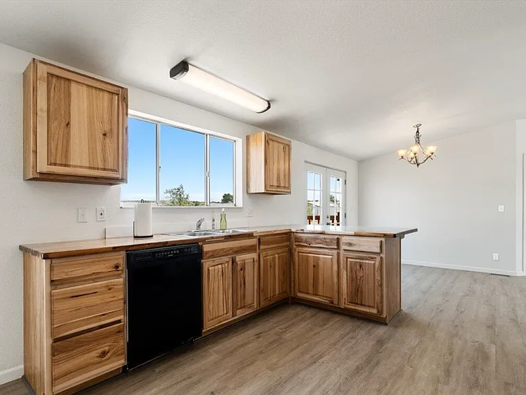24175 N Los Angeles St — Photo 11