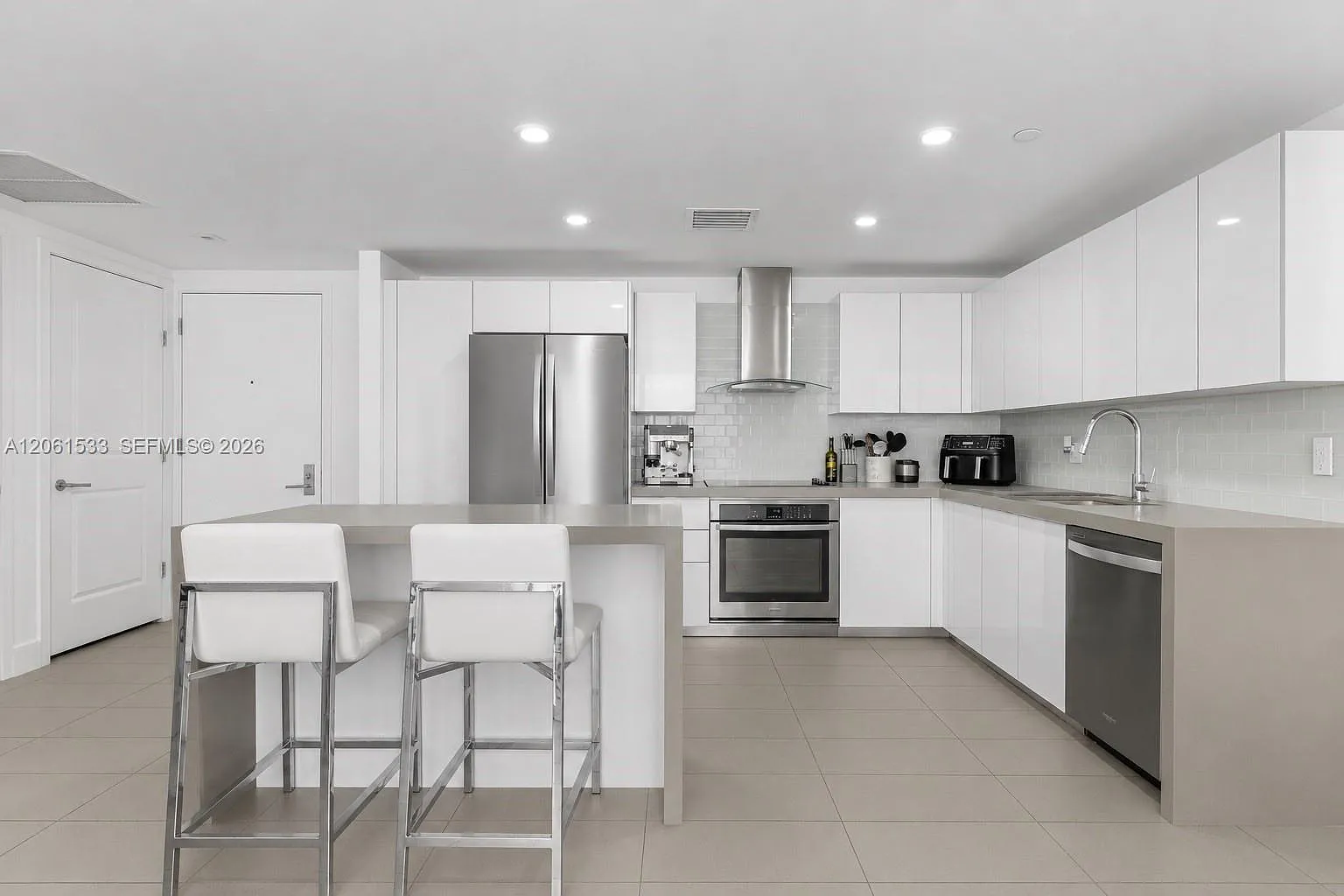 Canvas Condo — Photo 4