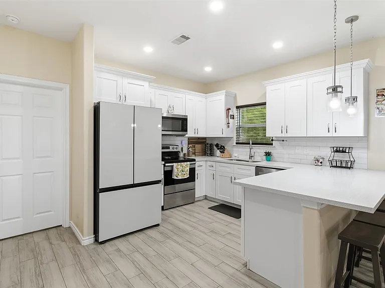 16529 Kingsbury Dr — Photo 9