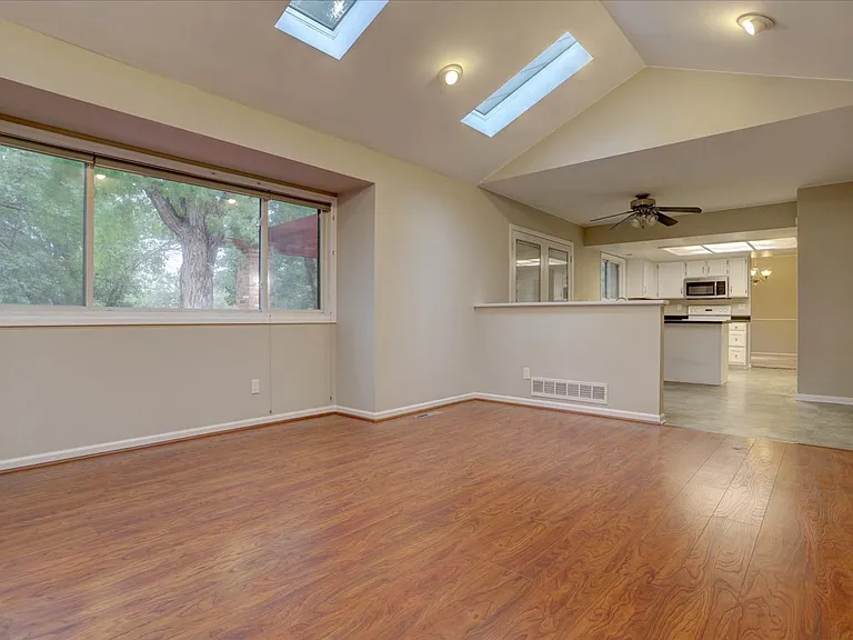 10701 Hobbit Ln — Photo 21