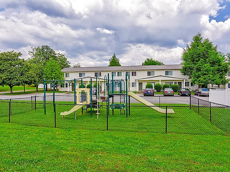 Taylor Way Apartments — Photo 4