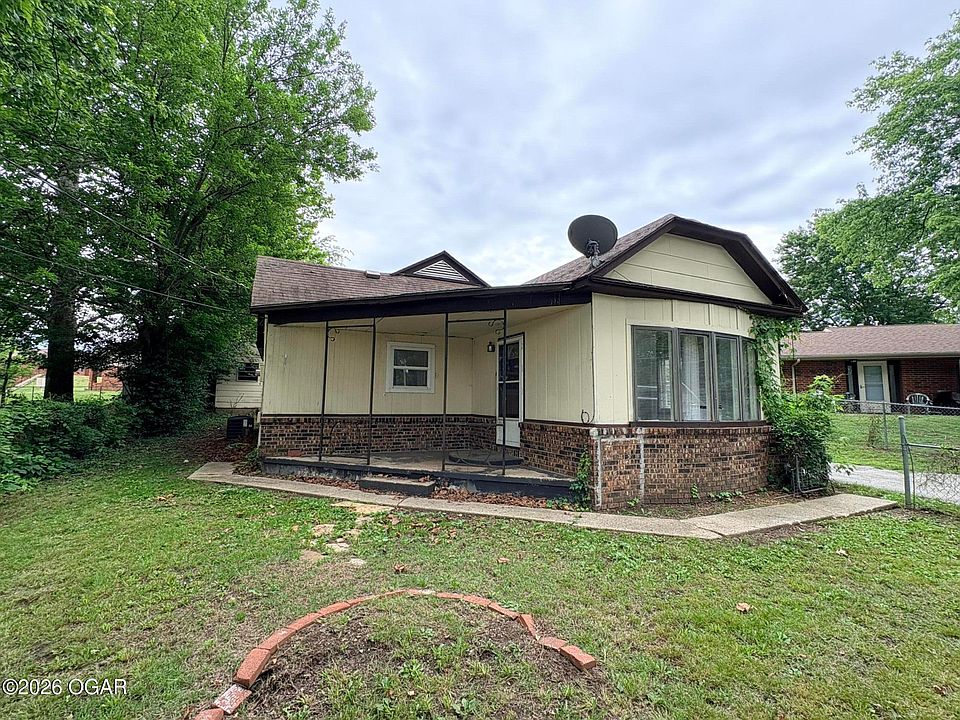 1st image of 2706 E 4th St
