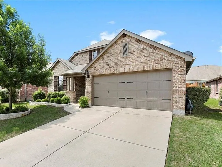 417 Hackberry Dr — Photo 2