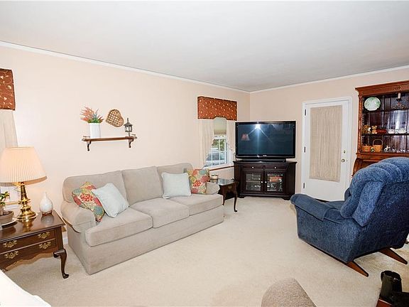 5th image of 136 Brainard Dr