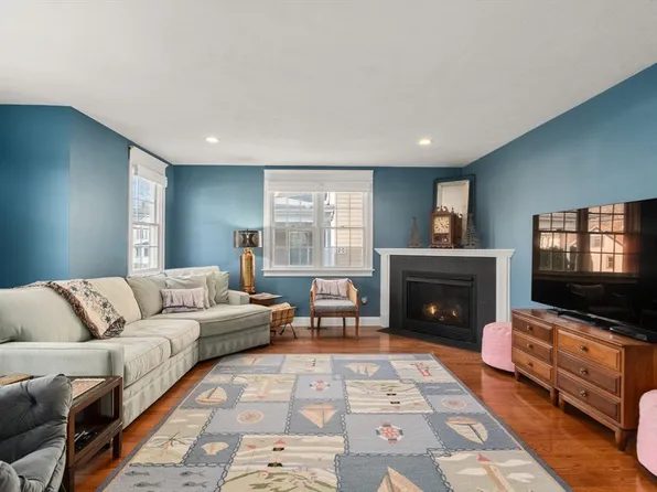 62 South St APT C, Plymouth, MA 02360