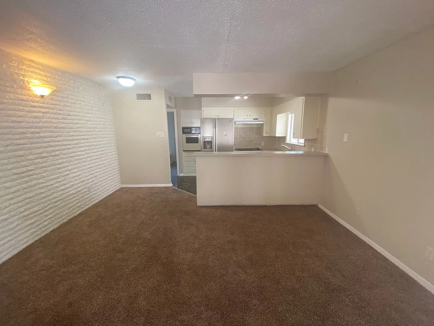 Ut Pre-Lease: West Campus 2 Bed/1 Bath Fourplex Unit, Walk To Ut, Entertainment, Restaurants, And... — Photo 3