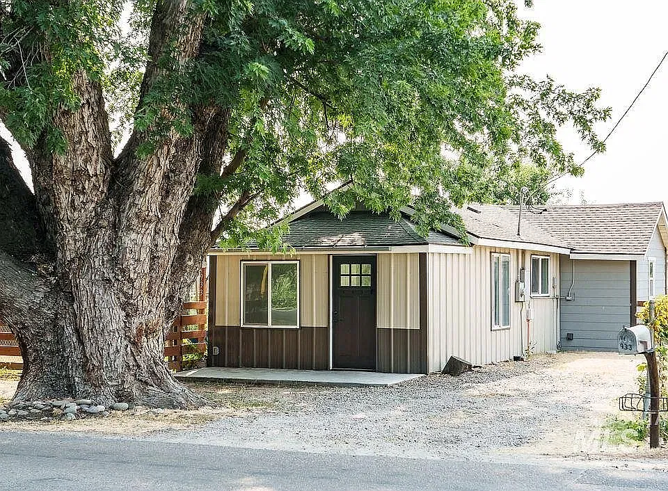 933 Mill Rd