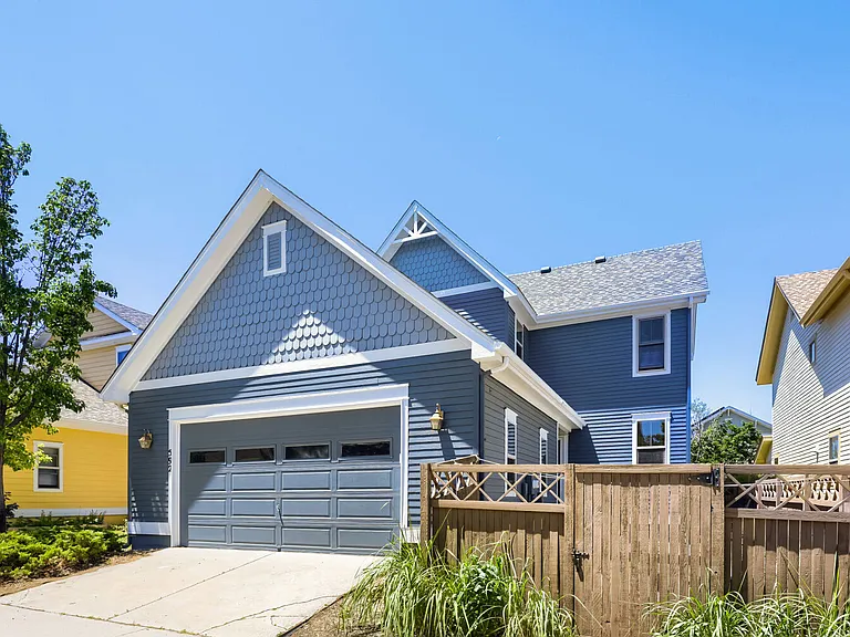 592 Mills St — Photo 3