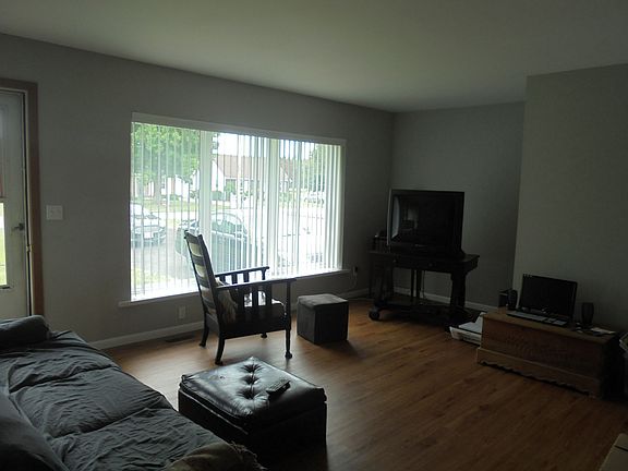3rd image of 192 Park Ave