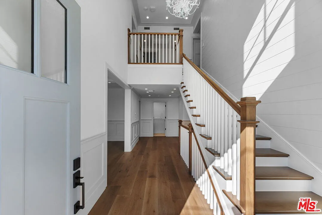 5 bed, 6.0 bath, 5656 sqft, $20,000 — Photo 3