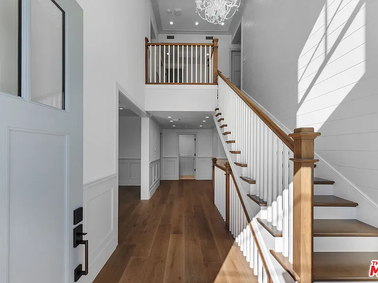 566 Ida St — Photo 3
