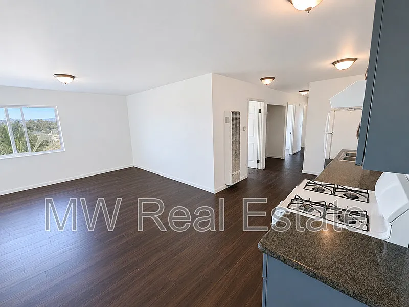 4 bed, 2.0 bath, 1000 sqft, $3,112 — Photo 2