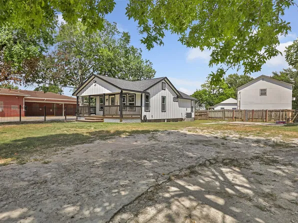 301 S Magnolia St, Highlands, TX 77562