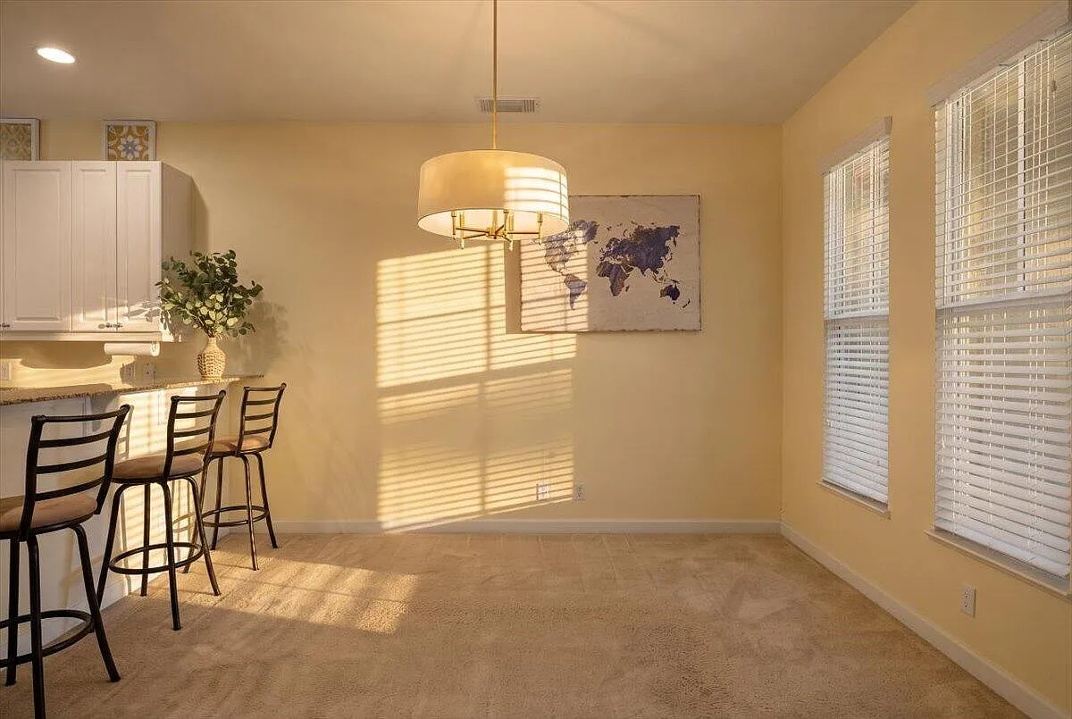 3 bed, 2.5 bath, 1706 sqft, $2,550 — Photo 3