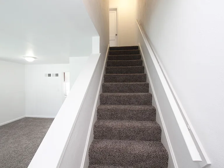 Colonial Manor Apartments — Photo 12