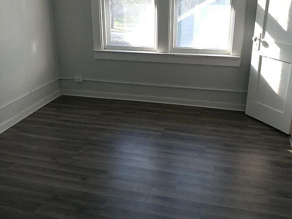5th image of 122 5th Ave SE
