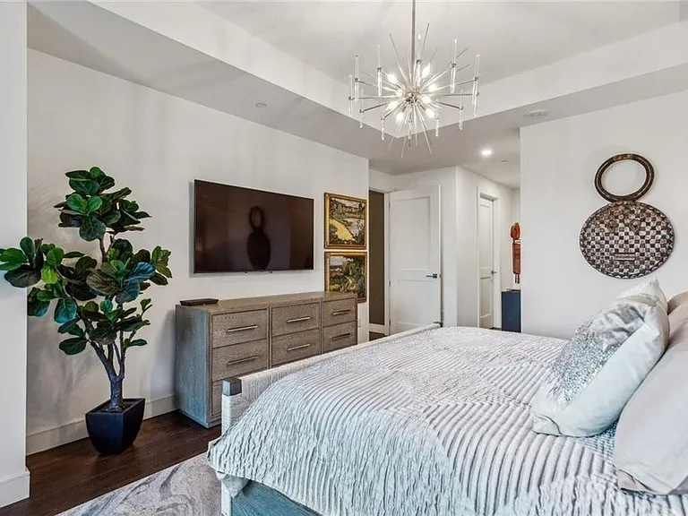 2520 Peachtree Rd #602 — Photo 14