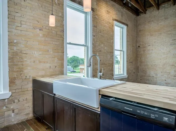 110 S Main St #206, Elgin, TX 78621