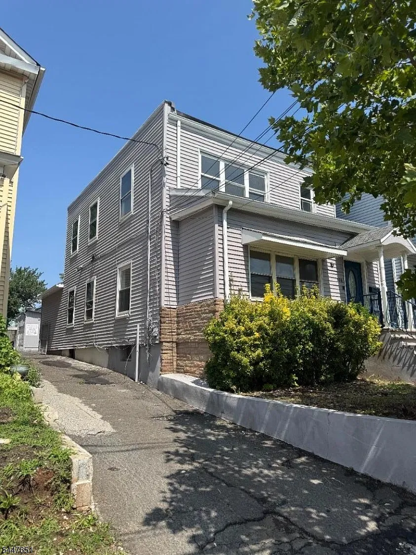 2 bed, 1.0 bath, $2,500 — Photo 1