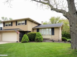 1613 E Dogwood Ln, Mount Prospect, IL