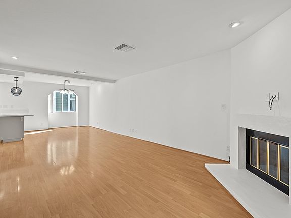 5th image of 354 S Marengo Ave Unit 3