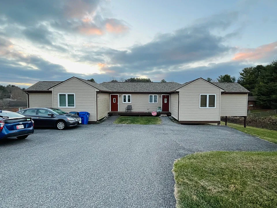 1152DM - 1425/1427 Sandy Circle- M