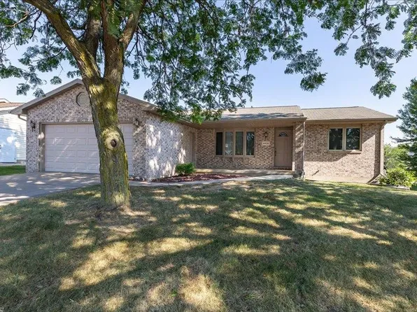 4438 Camelot Dr, Dubuque, IA 52002