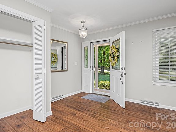 4th image of 475 Pamela St