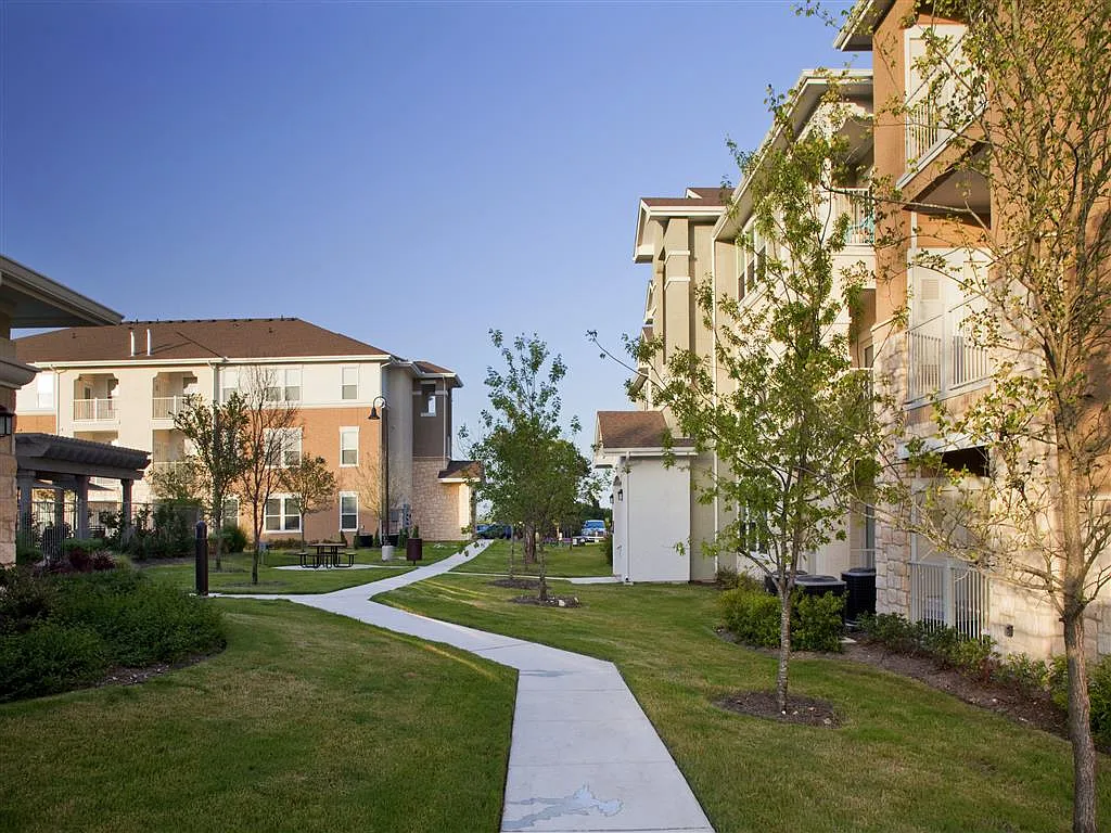 Encino Pointe — Photo 2