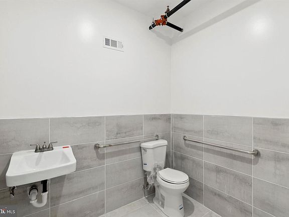 5th image of 2118 W Oxford St