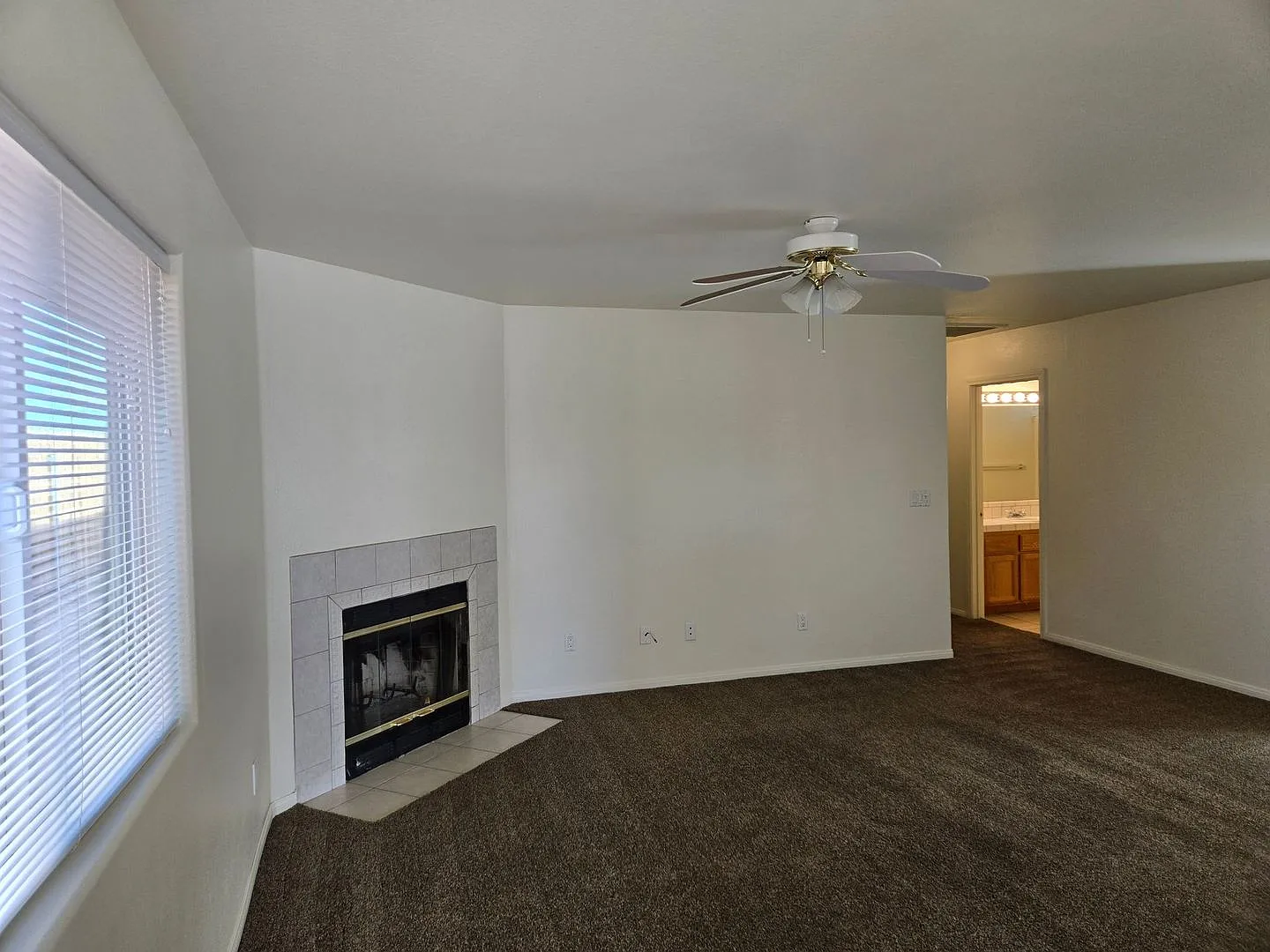 Beautiful 3 bedroom home available now — Photo 2