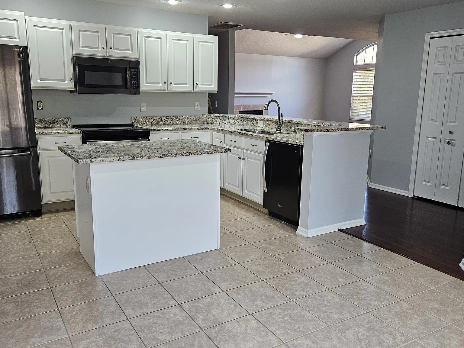 3 bed, 1210 sqft, $2,900 — Photo 2
