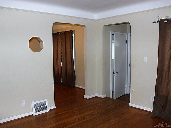 4th image of 20469 Elkhart St