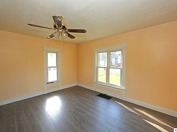 3rd image of 933 W High St