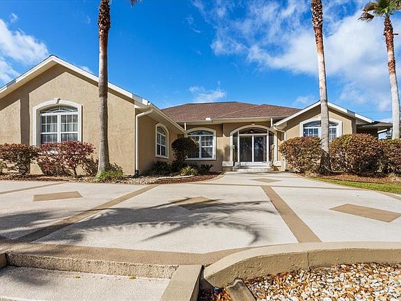 3rd image of 196 NW Clubview Cir