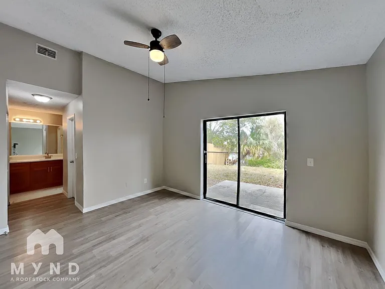 1960 Gregory Dr — Photo 7